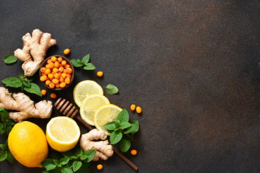 Limonlu çay, bal ve nane. Çay yapmak için gerekli malzemeler. Zencefil ve deniz dikenli sıcak kış içeceği.