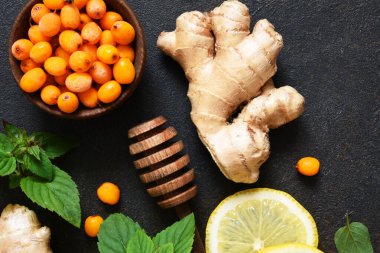 Limonlu çay, bal ve tarçın. Çay yapmak için gerekli malzemeler. Zencefil ve deniz dikenli sıcak kış içeceği.