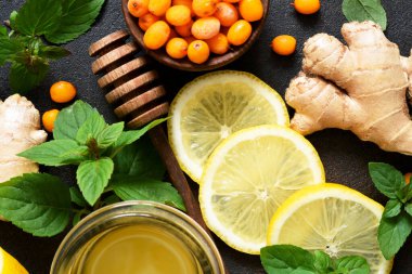 Limonlu çay, bal ve tarçın. Çay yapmak için gerekli malzemeler. Zencefil ve deniz dikenli sıcak kış içeceği.