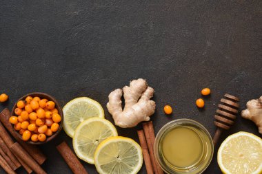 Limonlu çay, bal ve tarçın. Çay yapmak için gerekli malzemeler. Zencefil ve deniz dikenli sıcak kış içeceği.