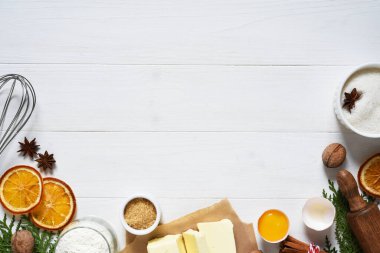Noel pastası için gerekli malzemeler. Yiyecek hazırlama ürünleri: yumurta, tereyağı, un, şeker. Yeni yıl için gıda süslemesi.