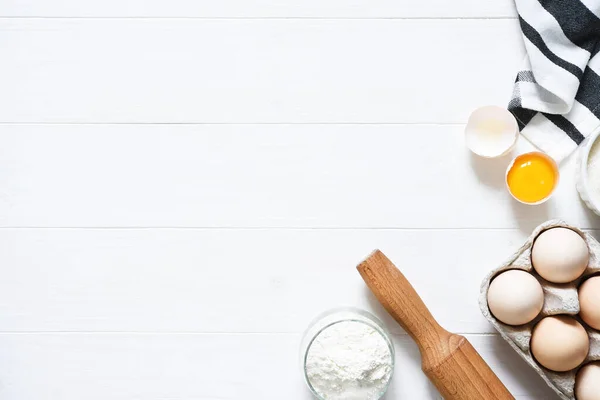 Ingredientes Cozedura Farinha Ovos Açúcar Com Rolo Fundo Madeira Branca — Fotografia de Stock
