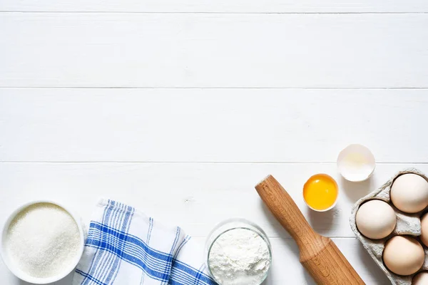 Ingredientes Cozedura Farinha Ovos Açúcar Com Rolo Fundo Madeira Branca — Fotografia de Stock