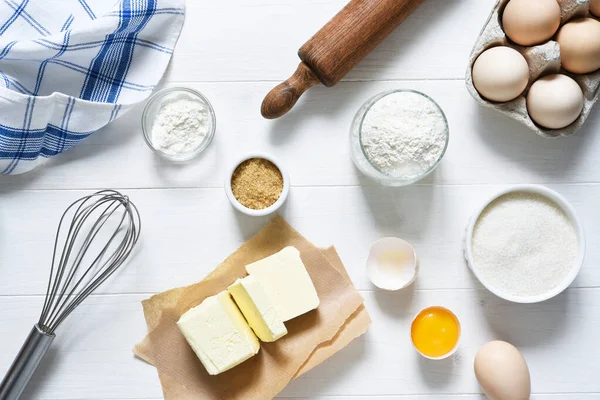 Přísady Pečení Mouka Vejce Cukr Válečkem Světle Bílém Dřevě — Stock fotografie