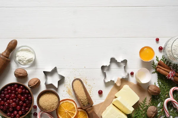 Ahşap beyaz arka planda Noel pastası yapmak için gerekli malzemeler. Noel kurabiyesi tarifi. Gıda hazırlama ürünleri: yumurta, yağ, un, şeker.