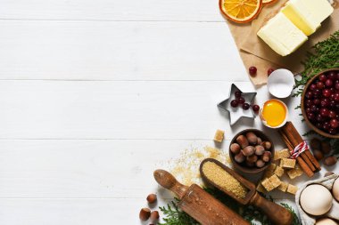 Ahşap beyaz arka planda Noel pastası yapmak için gerekli malzemeler. Noel kurabiyesi tarifi. Gıda hazırlama ürünleri: yumurta, yağ, un, şeker.