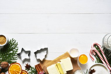 Ahşap beyaz arka planda Noel pastası yapmak için gerekli malzemeler. Noel kurabiyesi tarifi. Gıda hazırlama ürünleri: yumurta, yağ, un, şeker.
