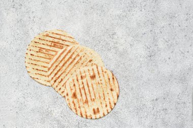 Beton bir zeminde Meksika usulü ızgara tortilla. Yukarıdan görüntüle.