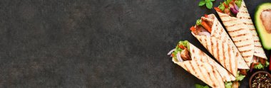Meksika usulü ızgara tortilla. Arka planda tavuk göğsü ve sebze var.