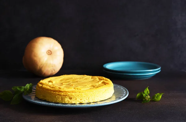 Cheesecake Fatto Casa Con Zucca Tavolo Cemento Scuro Focus Orizzontale — Foto Stock