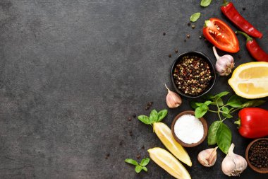 Yemek pişirme geçmişi siyah masada. Taze sebzeler, baharatlar, otlar. Metin için alanı olan yemek malzemeleri.