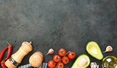 Guacamole sosu yapmak için gerekli malzemeler. Metin için yeri olan beton siyah bir masada yiyecek..