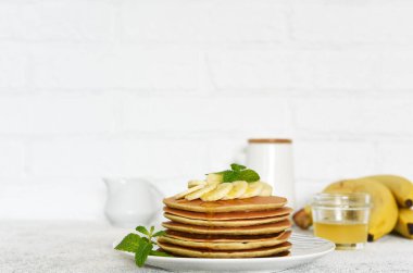 Mutfak masasında kahvaltıda ballı ve muzlu krep..