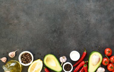 Guacamole sosu yapmak için gerekli malzemeler. Metin için yeri olan beton siyah bir masada yiyecek..