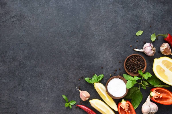 Fondo Cocina Alimentos Mesa Negra Verduras Frescas Especias Hierbas Ingredientes — Foto de Stock