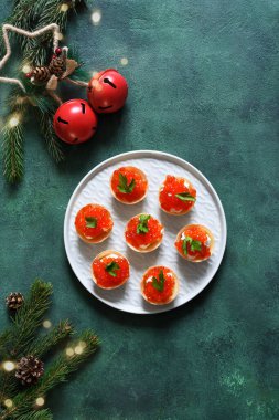 Yılbaşı masasında kırmızı havyarlı turta..