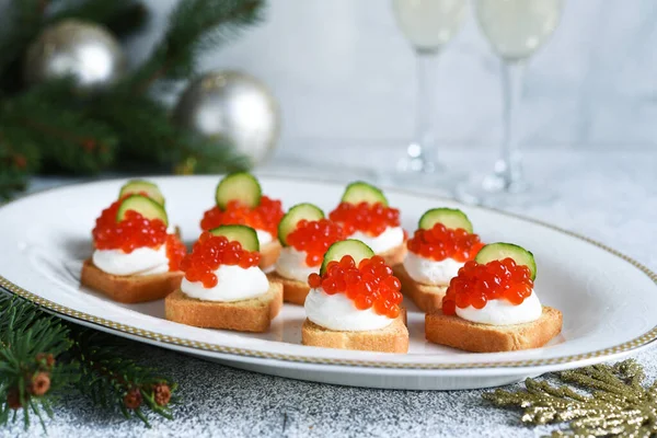 Torradas Com Queijo Caviar Vermelho Mesa Ano Novo Com Champanhe — Fotografia de Stock