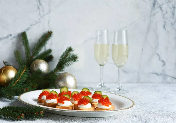 Toast Mit Käse Und Rotem Kaviar Auf Einem Neujahrstisch Mit — Stockfoto