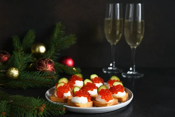 Toast Mit Käse Und Rotem Kaviar Auf Einem Neujahrstisch Mit — Stockfoto