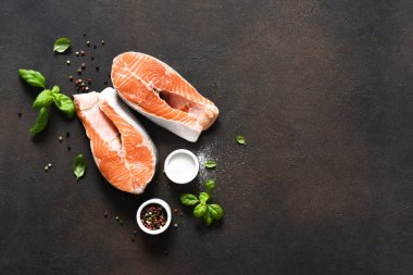 Mutfak masasında baharatlı somon bifteği. Kopyalama alanı olan üst görünüm.