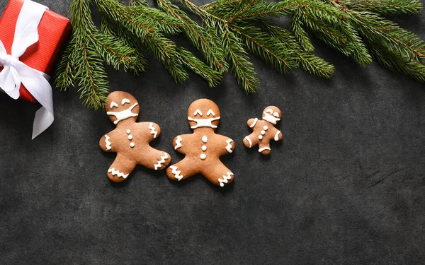 マスクのジンジャーブレッドファミリー ジンジャーブレッドクッキーと贈り物とクリスマスの背景 — ストック写真