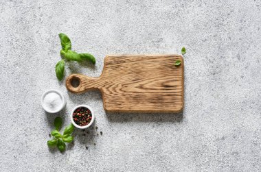 Açık beton zemin üzerinde baharatlarla kesme tahtası, metin için boşluk.