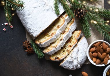 Kuru üzüm ve tarçınlı fındıklı ev yapımı Noel tatlısı. Noel ağacı dalları, seçici odaklanma