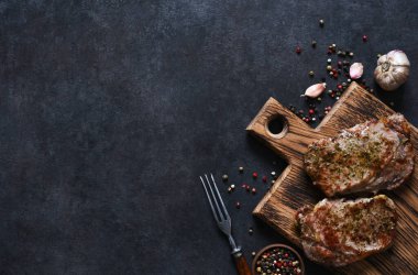 Baharatlı ve otlu ızgara biftek. Metni kopyalamak için boşluk olan üst görünüm