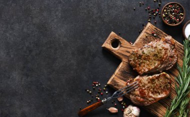 Baharatlı ve otlu ızgara biftek. Metni kopyalamak için boşluk olan üst görünüm