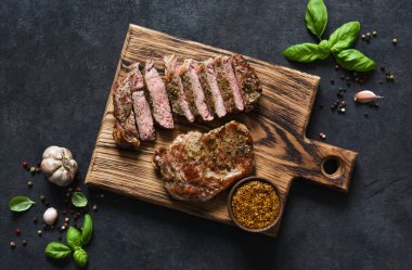 Baharatlı ve otlu ızgara biftek. Metni kopyalamak için boşluk olan üst görünüm