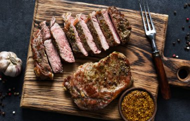 Baharatlı ve otlu ızgara biftek. Metni kopyalamak için boşluk olan üst görünüm