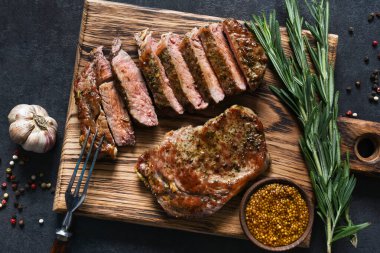 Baharatlı ve otlu ızgara biftek. Metni kopyalamak için boşluk olan üst görünüm