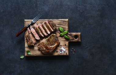 Baharatlı ve otlu ızgara biftek. Metni kopyalamak için boşluk olan üst görünüm