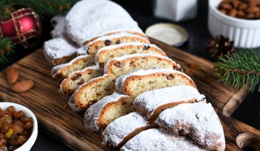 Kuru üzüm ve tarçınlı fındıklı ev yapımı Noel tatlısı. Noel ağacı dalları, seçici odaklanma