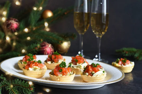 Törtchen Mit Salat Und Lachs Auf Dem Neujahrstisch — Stockfoto