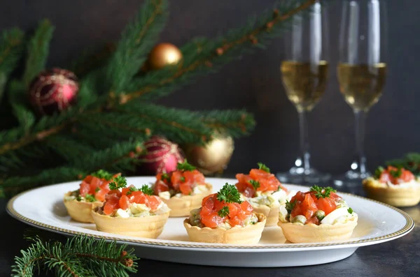 Törtchen Mit Salat Und Lachs Auf Dem Neujahrstisch — Stockfoto