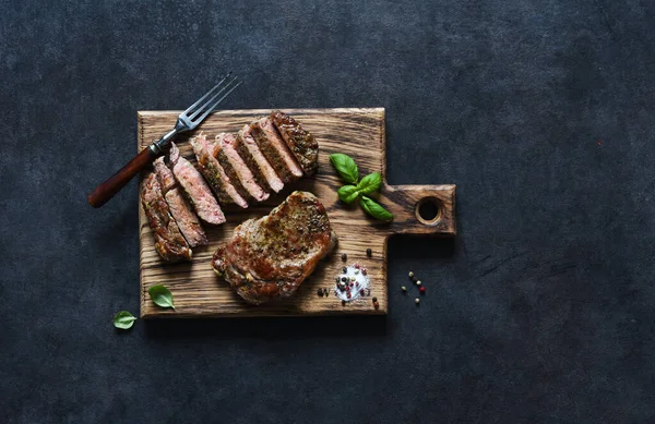 Baharatlı ve otlu ızgara biftek. Metni kopyalamak için boşluk olan üst görünüm