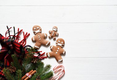 Yeni yıl konseptinde arka plan. Beyaz ahşap arka planda köknar ve zencefilli ekmek ile dekorasyon.