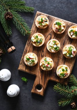 Yılbaşı masasında salatalı turta ve şampanya. Yukarıdan görüntüle.