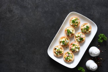 Salatalı tart, karabuğday eti ve mısır. Mutfak masasında mesaj için yer var..