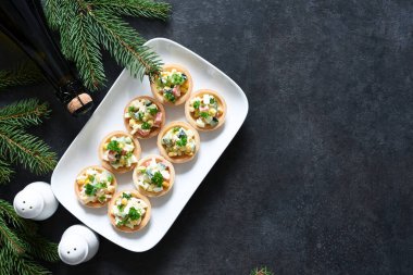 Yılbaşı masasında salatalı turta. Yengeç çubuklu salata.