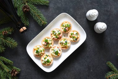 Yılbaşı masasında salatalı turta. Yengeç çubuklu salata.