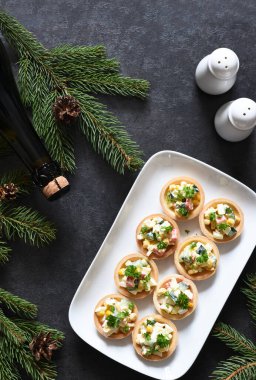 Yılbaşı masasında salatalı turta. Yengeç çubuklu salata.