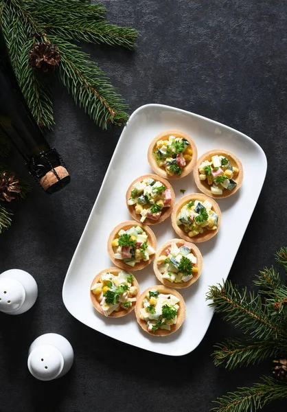 Yılbaşı masasında salatalı turta ve şampanya. Yukarıdan görüntüle.