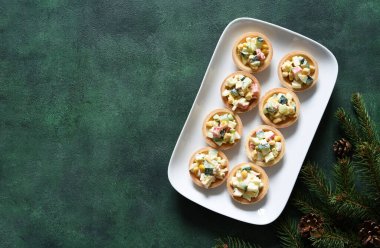 Yılbaşı masasında salatalı turta. Yengeç çubuklu salata.