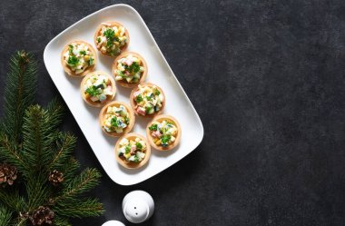 Yılbaşı masasında salatalı turta. Yengeç çubuklu salata.