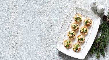 Yengeç çubuklu tart ve mısır ve şampanya Yeni yıl masasında bir bardakta.