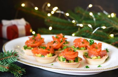 Yeni yıl masasında somon ve avocadon ile atıştırmalık..