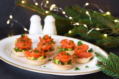 Yeni yıl masasında somon ve avocadon ile atıştırmalık..