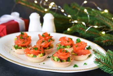 Yeni yıl masasında somon ve avocadon ile atıştırmalık..